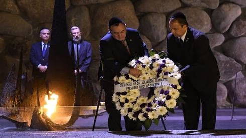 El Dr. Alejandro Giammattei depositó una ofrenda floral en el Museo Yad Vashem (Jorge Novominsky) El Dr. Alejandro Giammattei depositó una ofrenda floral en el Museo Yad Vashem