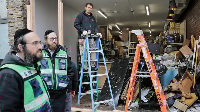 Destrucción en la tienda kosher