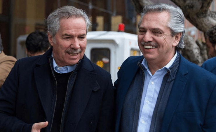 Felipe Solá junto a Alberto Fernández. 