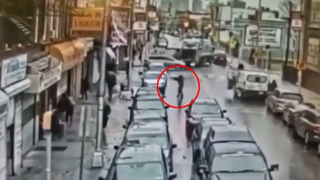 El ataque quedó registrado por las cámaras de seguridad