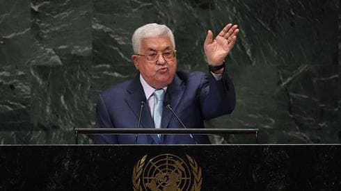 Abbas, más preocupado por las versiones de anexión que por la propuesta de Trump (AFP) Mahmoud Abbas hablando en la Asamblea General de la ONU en Nueva York en septiembre