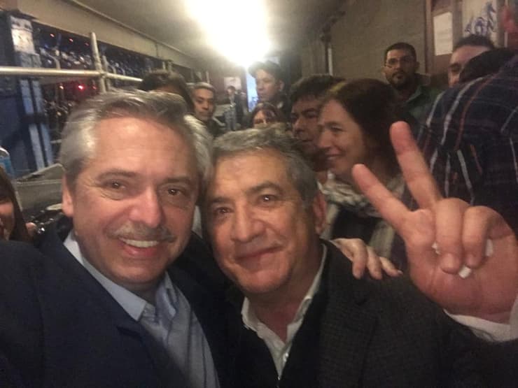 Urribarri junto a Alberto Fernández.