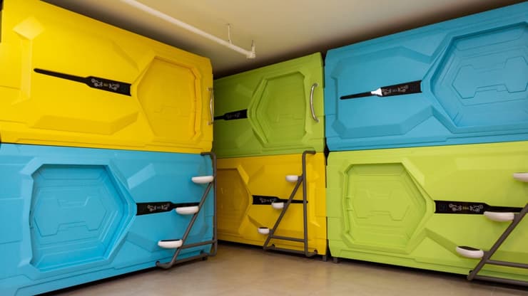 Las cápsulas coloridas del Capsule Inn, Jerusalem. 