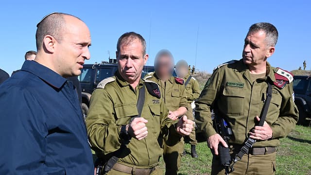 Bennett junto a Kohavi luego de su recorrido por la frontera norte. 