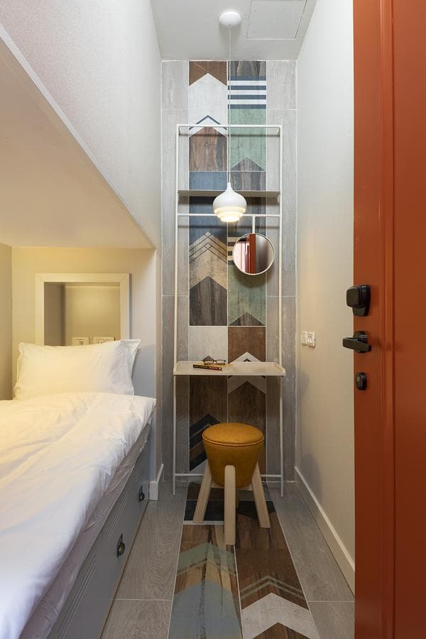 Una habitación cápsula en el Spot Hostel de Tel Aviv. 