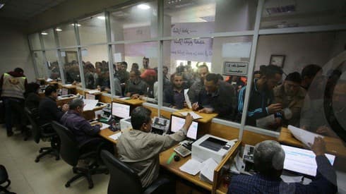 Distribución de dinero de Catar en Gaza