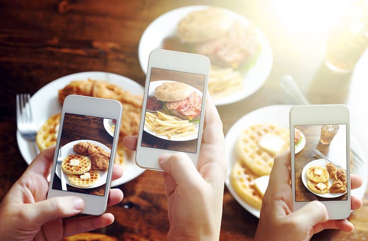 Sacar fotos impide comer en forma automática y espontánea. Se debe pensar antes de de comer. (Shutterstock) Fotos de la comida