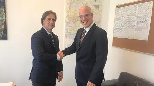 Lacalle Pou junto al embajador de Israel en Uruguay. 