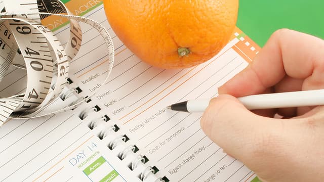 Registro diario de lo que se come. No siempre la gente es exacta en lo que respecta a las cantidades. (Shutterstock) Registro de la comida