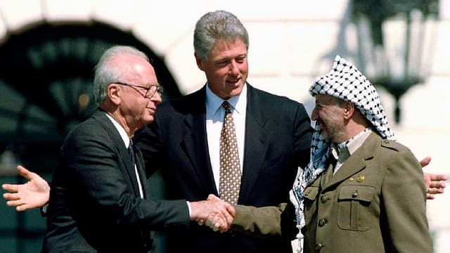 Rabin estrecha la mano de Arafat ante la mirada de Bill Clinton durante los Acuerdos de Oslo de 1993 (Reuters) Rabin estrecha la mano de Arafat ante la mirada de Bill Clinton durante los Acuerdos de Oslo de 1993