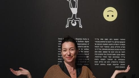 Shirly Ben Dor Evian: "Hay una similitud en el diseño y la forma entre los emojis y los jeroglíficos" (AFP) Exhibición