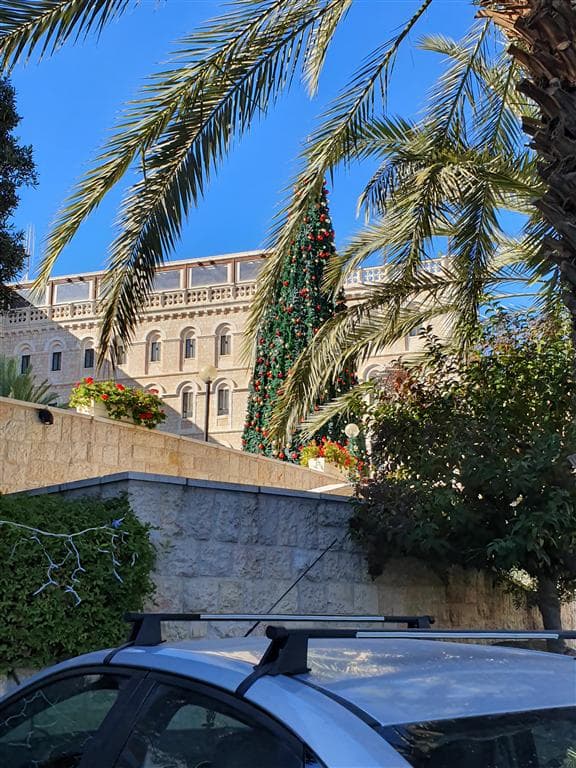 Un árbol de Navidad que se eleva en el centro de Jerusalem