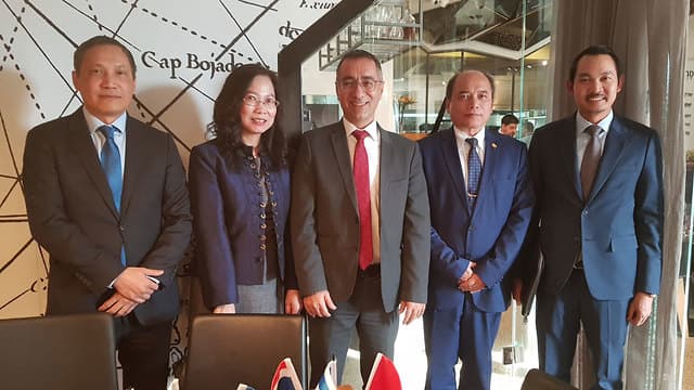 El vicesecratario general de Asia y el Pacífico, Gilad Cohen (centro), con los embajadores de Tailandia, Camboya, Vietnam y Myanmar (Ynet) El vicesecratario general de Asia y el Pacífico, Gilad Cohen (centro), con los embajadores de Tailandia, Camboya, Vietnam y Myanmar
