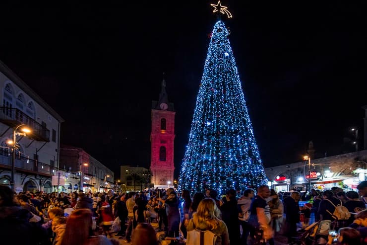 El árbol de navidad cerca de la Torre del Reloj de Jaffa 