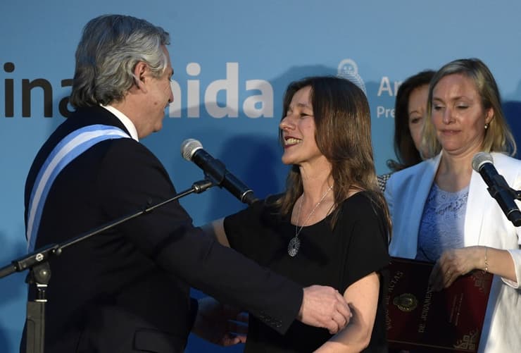 Sabina Frederic se abraza con el presidente Alberto Fernández en el día de su asunción como ministra de Seguridad (AFP) Sabina Frederic se abraza con el presidente Alberto Fernández en el día de su asunción como ministra de Seguridad