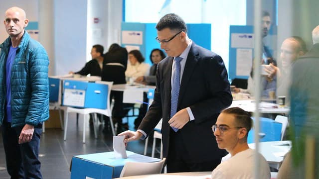 Sa'ar votó en Tel Aviv