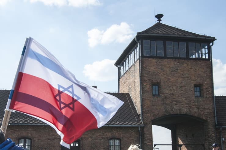 La banalización del Holocausto y la lealtad a Israel por sobre el país de residencia de los judíos, entre los principales estereotipos de antisemitismo en Europa (Kafkadesk) Antisemitismo Europa Polonia