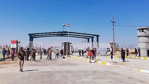 El cruce de Abu Kamal divide Siria de Irak y se considera clave para la transferencia de armas iraníes. (AP) Cruce Abu Kamal