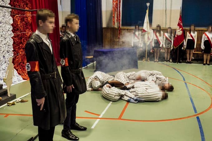 La ceremonia escolar que despertó la condena del Museo de Auschwitz 