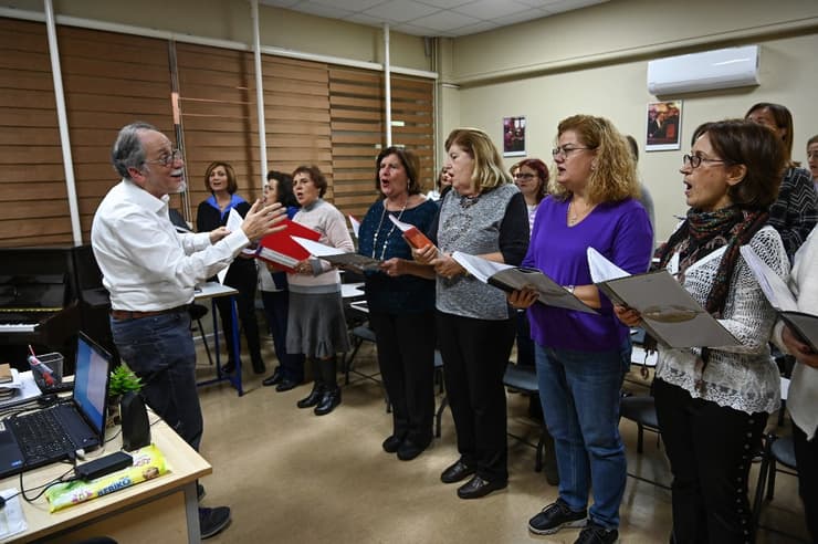 Miembros del coro que canta en judeoespañol 