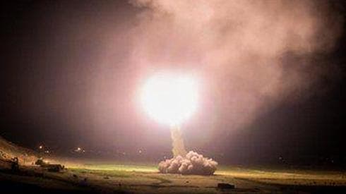 Lanzamiento de un misil iraní contra una posición estadounidense en Irak (imagen de archivo) (Ynet) Lanzamiento de un misil iraní contra una posición estadounidense en Irak