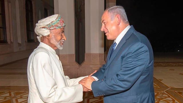 Netanyahu y el entonces sultán de Omán, Qabus bin Said Al Said, durante la visita del primer ministro al país del Golfo en 2018. (Ynet) Netanyahu con Qabus Bin Saíd durante su visita a Omán