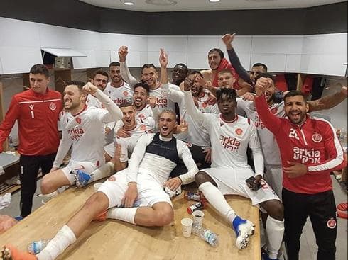 Felipe Rodríguez junto a sus compañeros, tras la victoria de este domingo. Fue el tercer triunfo consecutivo del Hapoel Tel Aviv (hapoeltvfc) Felipe Rodríguez junto a sus compañeros tras tercera victoria consecutiva del Hapoel Tel Aviv