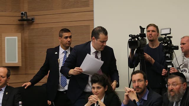El jefe de la bancada del Likud, Miki Zohar, fue invitado a retirarse del recinto por el presidente del comité (Ynet) El jefe de la bancada del Likud, Miki Zohar, fue invitado a retirarse del recinto por el presidente del comité