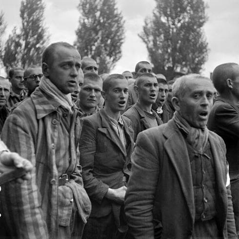 Prisioneros franceses cantan el himno nacional "La Marsellesa", el 29 de abril de 1945, tras la liberación del campo de concentración de Dachau (AFP) Fotos Shoá