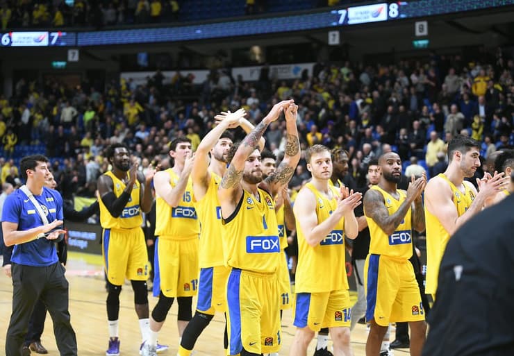 Los jugadores de Maccabi Tel Aviv celebran el buen presente ante sus hinchas (Yair Shagi) Maccabi Tel Aviv Milano