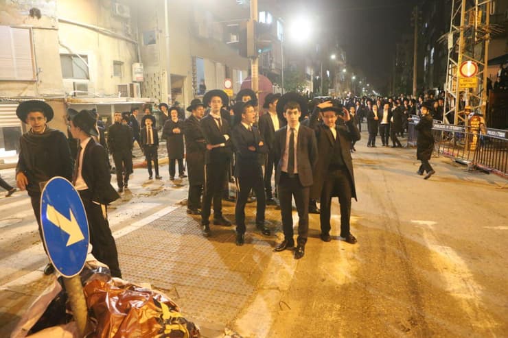 Ultraortodoxos en Bnei Brak protestan contra el transporte público en shabat. (Avi Moalem) Protesta ultraortodoxos