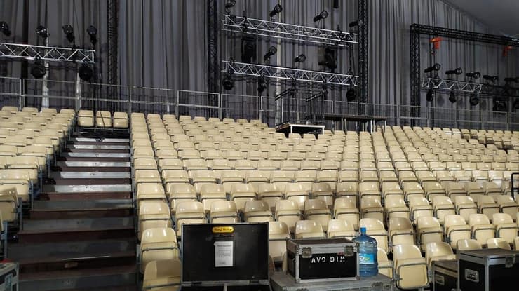 Casi 800 personas sentadas y tribunas laterales, dentro de una carpa climatizada (Yad Vashem) Preparativos Yad Vashem