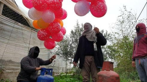 Terroristas se preparan para lanzar globos incendiarios desde Gaza hacia Israel (Ynet) Terroristas palestinos se preparan para lanzar globos incendiarios hacia Israel