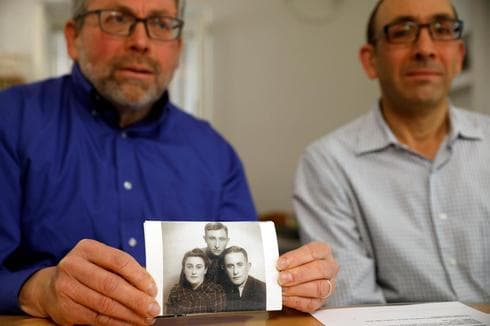 Eli y Saul Lieberman buscan descubrir la historia de su padre. 