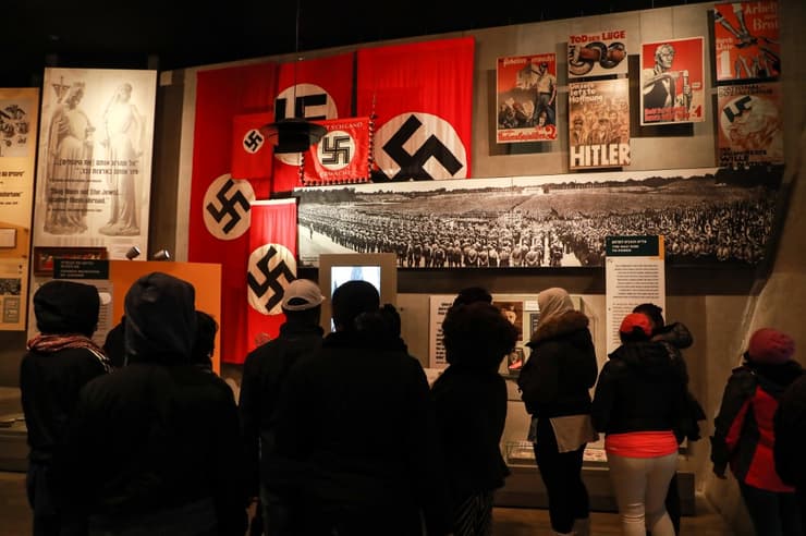 Símbolos nazis ilustran las paredes del museo 