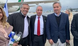 Yuval Rotem, director general del Ministerio de Relaciones Exteriores israelí, les la bienvenida al presidente argentino, Alberto Fernández, y a su canciller, Felipe Solá