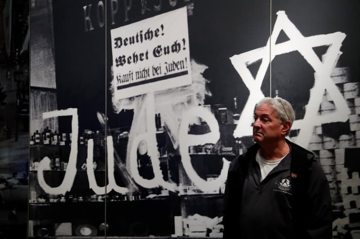 Un visitante en el museo Yad Vashem 