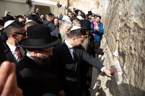 El presidente de Ucrania, Volodomir Zelenski, en el Muro de los Lamentos a principios de este año. (M. Cohen) Zelenski en el Muro de los Lamentos