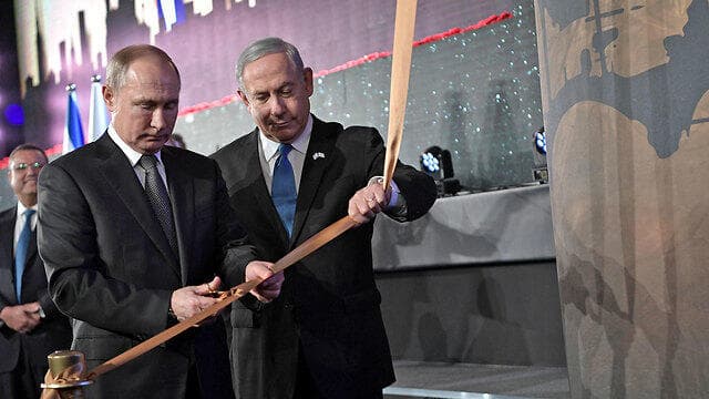 La guerra en Ucrania pone en peligro un convenio firmado en 2016 por Vladimir Putin y Benjamín Netanyahu. (Ynet) Putin y Netanyahu inauguraron un monumento en homenaje a las víctimas de Leningrado en el Parque Saker, en Jerusalem