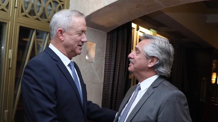 El parlamentario israelí le agradeció a Fernández por haber elegido a Israel como su primer destino para un viaje oficial (Benny Gantz) Fernández Gantz