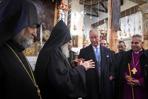 El príncipe Carlos visitó la tumba de su abuela en la Iglesia de María Magdalena en el Monte de los Olivos en Jerusalem (AP) El príncipe Carlos visitó la tumba de su abuela en la Iglesia de María Magdalena en el Monte de los Olivos en Jerusalem