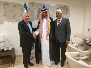 Mohammad Saud con el presidente del Comité de Asuntos Exteriores y Defensa, Avi Dichter el 22 de julio en Israel 