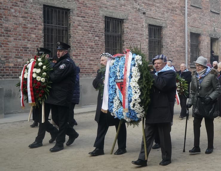 Sobrevivientes del Holocausto en el campo de exterminio de Auschwitz-Birkenau