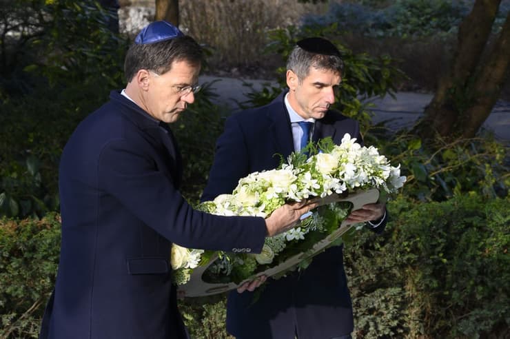 El Primer Ministro, Mark Rutte (izq.), y el secretario de Estado, Paul Blokhuis, colocaron una corona de flores en el monumento ‘Auschwitz Nunca Más’ durante el Día Nacional de Recordación del Holocausto en Amsterdam, el 26 de enero de 2020 (AFP) El Primer Ministro, Mark Rutte (izq.), y el secretario de Estado, Paul Blokhuis, colocaron una corona de flores en el monumento ‘Auschwitz Nunca Más’ durante el Día Nacional de Recordación del Holocausto en Amsterdam, el 26 de enero de 2020.