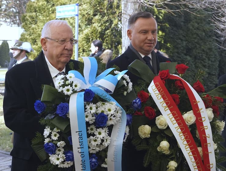 El presidente Rivlin y su homólogo polaco, Andrzej Duda, colocan coronas de flores en el monumento del héroe polaco de Auschwitz, Witold Pilecki (AFP) El presidente Rivlin y su homólogo polaco, Andrzej Duda, colocan coronas de flores en el monumento del héroe polaco de Auschwitz Witold Pilecki durante las ceremonias para la conmemoración del 75° aniversario de la liberación de Auschwitz en Oswiecim, Polonia