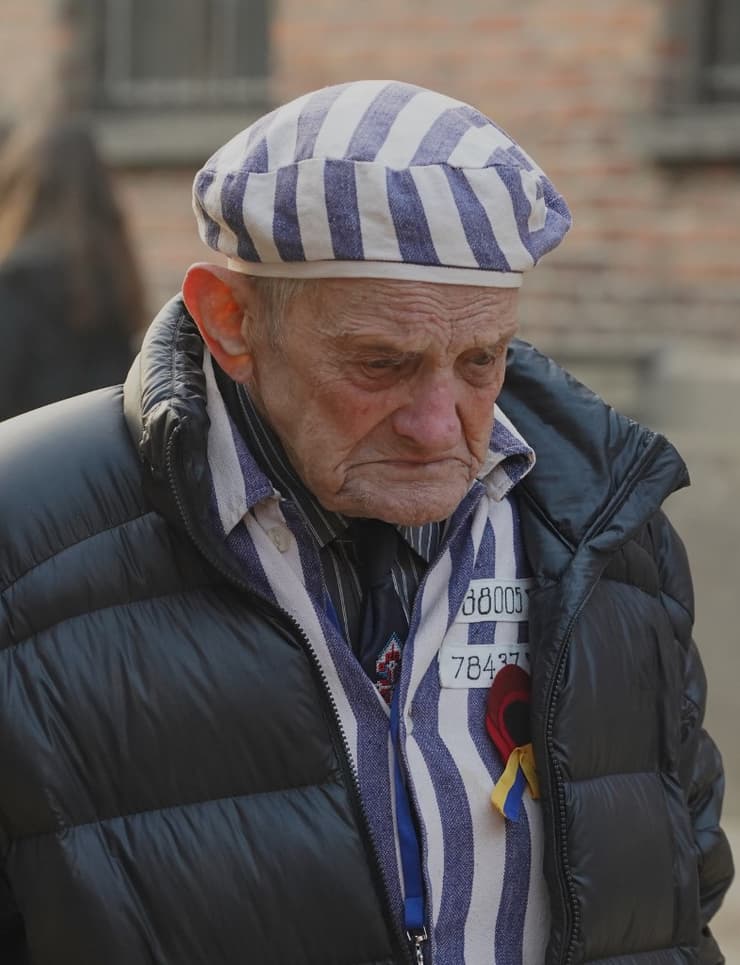 Un sobreviviente de la Shoá llora frente al 'Muro de la Muerte' de Auschwitz-Birkenau (AFP) Un sobreviviente de la Shoá llora frente al 'Muro de la Muerte' de Auschwitz-Birkenau