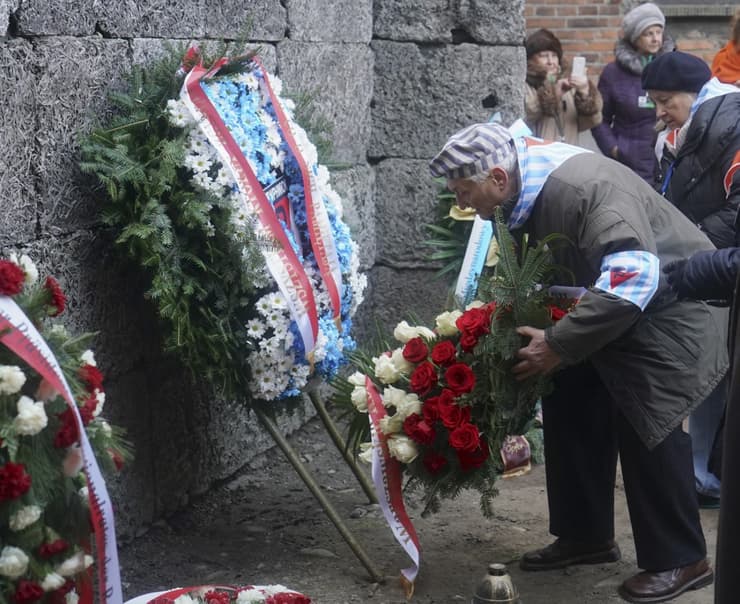 Sobrevivientes del Holocausto colocan flores en el 'Muro de la Muerte' en el campo de exterminio de Auschwitz-Birkenau (AFP) Sobrevivientes del Holocausto colocan flores en el 'Muro de la Muerte' en el campo de exterminio de Auschwitz-Birkenau