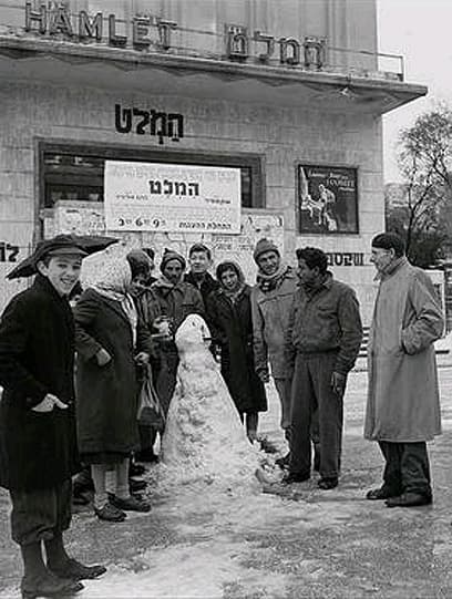Muñeco de nieve hecho en la calle de Tel Aviv en 1950 