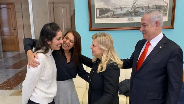 Naama y Yaffa Issachar les agradecieron a Netanyahu y su esposa, Sara 
