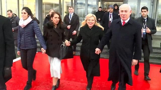Naama Issachar se dirige al avión que la llevará de regreso a casa junto a su madre, el primer ministro Benjamín Netanyahu y su esposa Sara (Ynet) Netanyahu Issachar